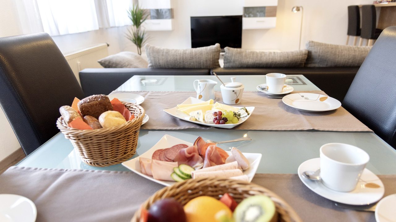 Esstisch mit Frühstück im Appartement – Hotel Engelhorn Leimen