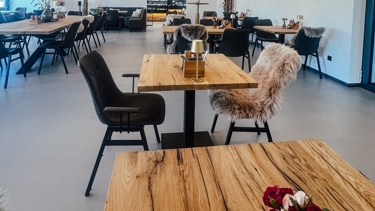 Heller Frühstücksraum im Café Emilie – Hotel Engelhorn Leimen