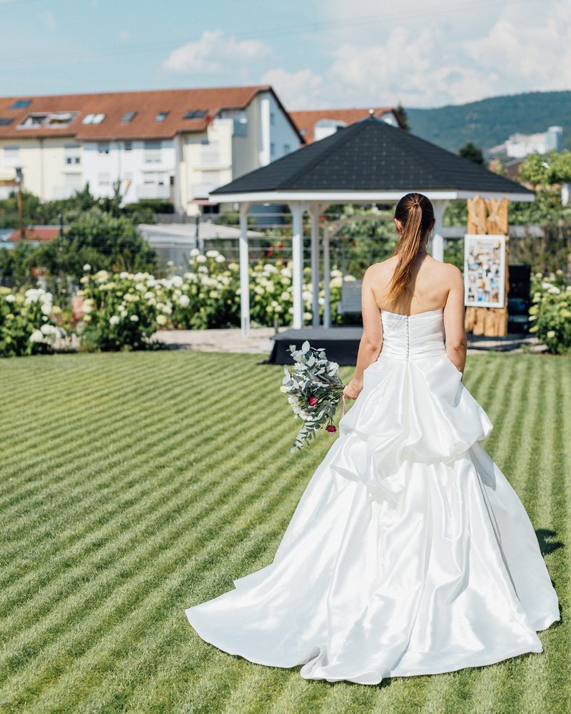 Braut mit Luftballons im Garten des Eventum – Hotel Engelhorn Leimen