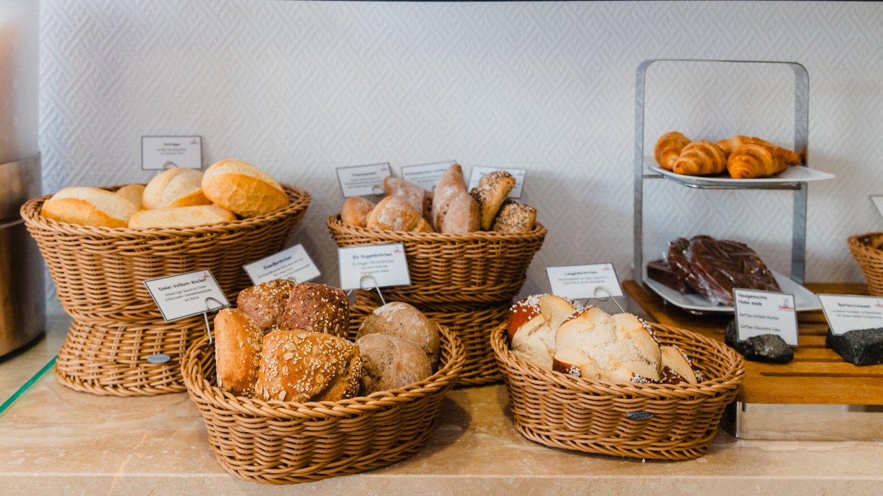 Brötchenbuffet mit frischen Brötchen und Croissants – Frühstück im Hotel Engelhorn Leimen