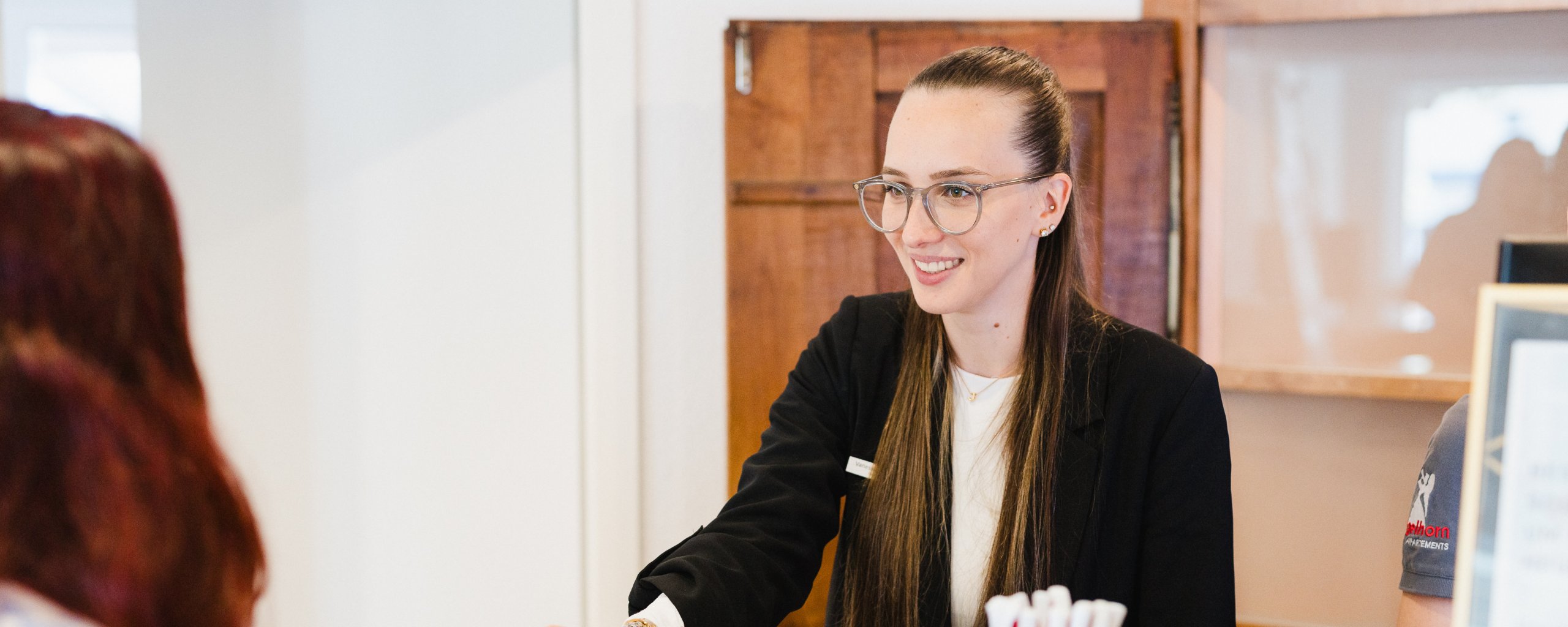 Freundliches Gastgespräch an der Rezeption – Services im Hotel Engelhorn Leimen