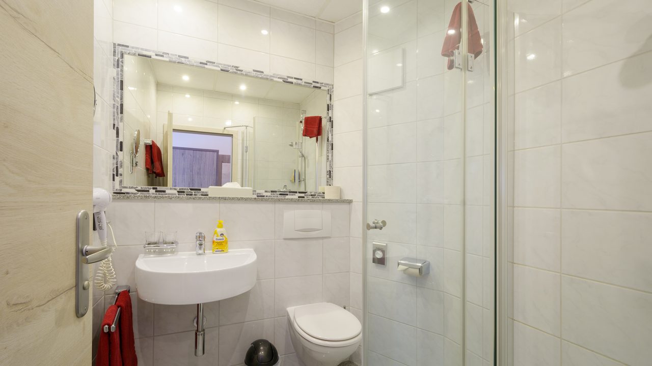 Modernes Badezimmer mit Dusche im Hotel Engelhorn Leimen