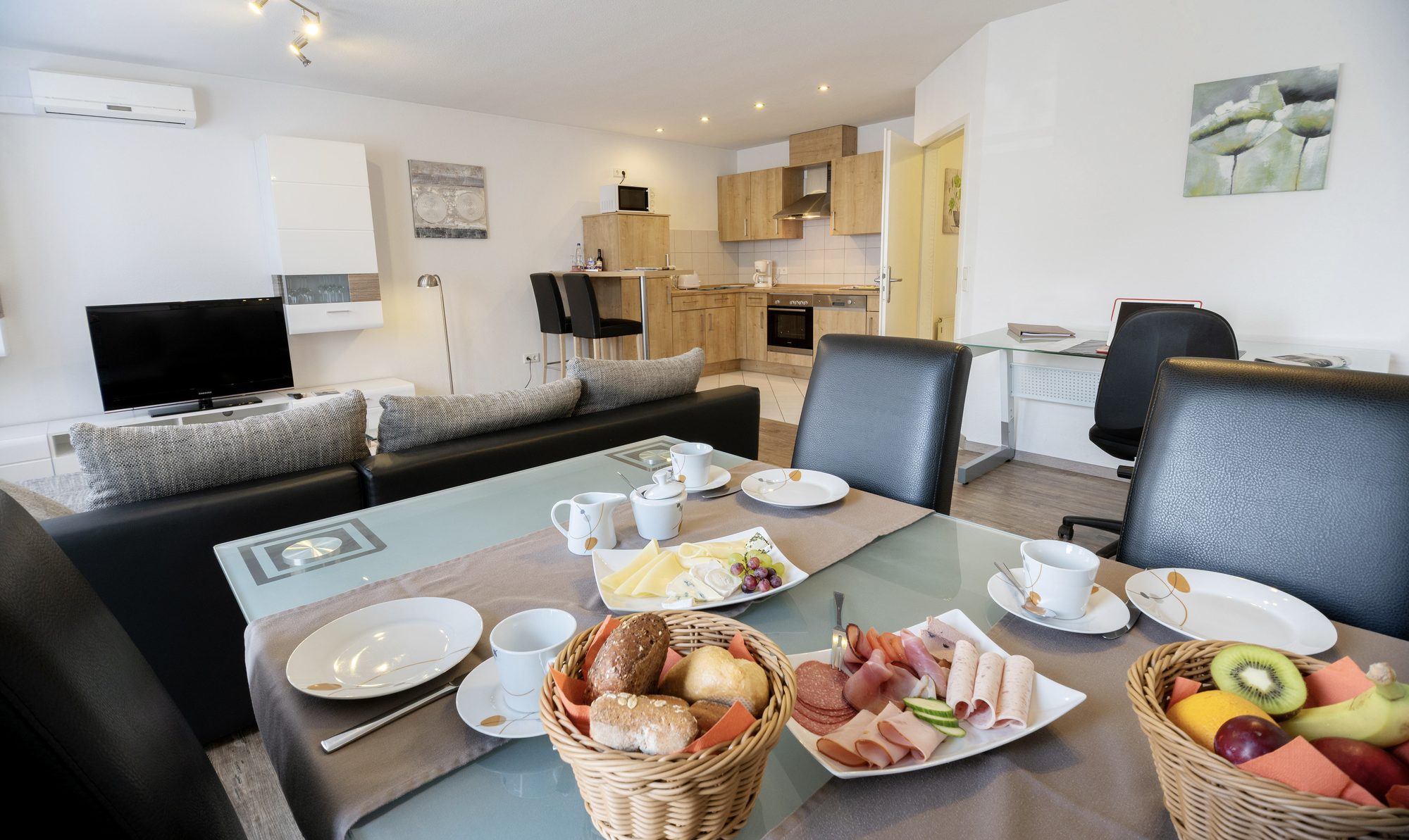 Appartement im Hotel Engelhorn mit gedecktem Tisch, Pantry-Küche und Arbeitsplatz